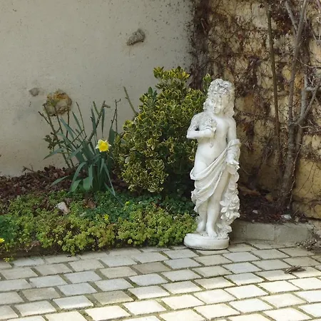 Oda ve Kahvaltı 7 , Le Montraye